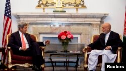 Ngoại trưởng Hoa Kỳ John Kerry (trái) và Tổng thống Afghanistan Hamid Karzai đồng ý thực hiện một vòng đàm phán thứ 3 về một hiệp định an ninh song phương có thể xác định bao nhiêu binh sĩ Mỹ sẽ ở lại Afghanistan sau năm 2014. (11/10/2013)