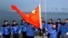 中国的一支北极探险队2001年10月31日在挪威斯瓦尔巴群岛举起中国国旗建立中国研究站。