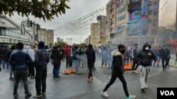 伊朗反政府抗议者封锁了首都德黑兰的一条道路。(2019年11月17日)