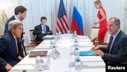 AQSh Davlat kotibi Jon Kerri (chapda) va Rossiya Tashqi ishlar vaziri Sergey Lavrov (o'ngda) Jenevada muloqot olib bormoqda, 26-avgust, 2016-yil.