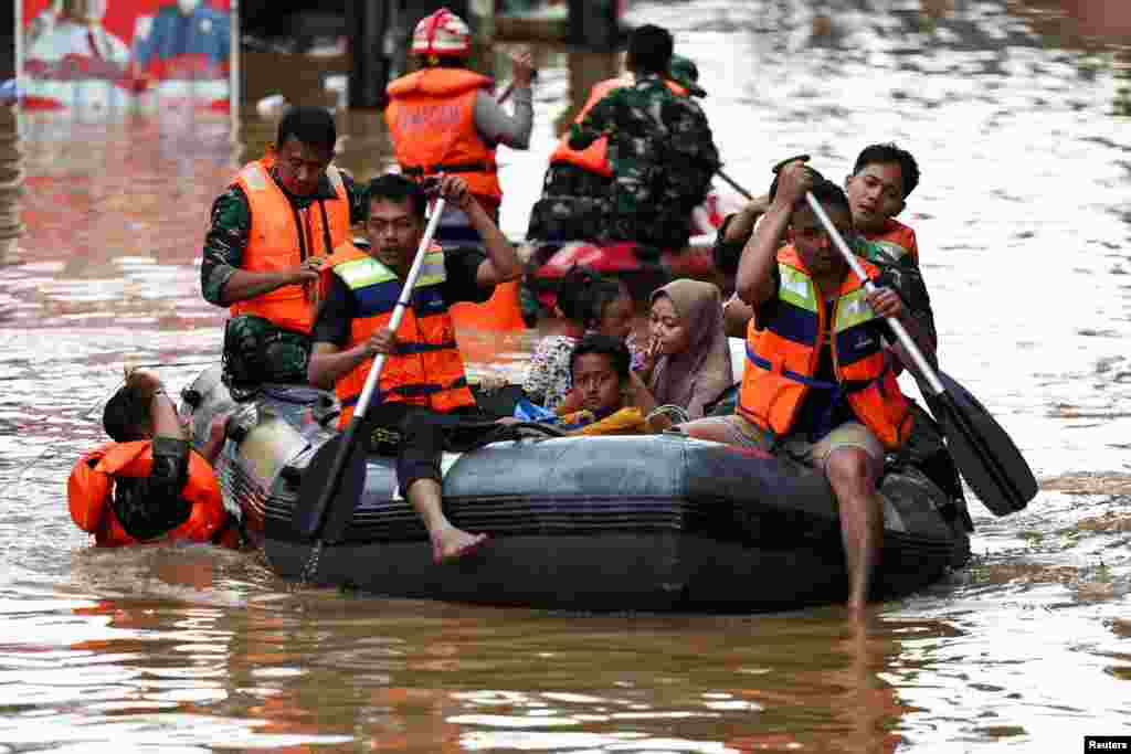 Jakartada kuchli yog'ingarchilik ortidan toshqin yuz berdi, Indoneziya. 