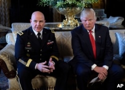 Prezident Donald Tramp Davlat xavfsizligi bo'yicha maslahatchisi, iste'fodagi general H.R. Makmaster bilan, Oq uy