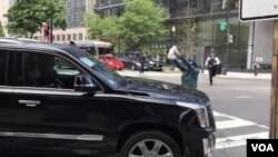 上海访民金月花5月10日成功拦截刘鹤车队。图片由拦车访民提供。