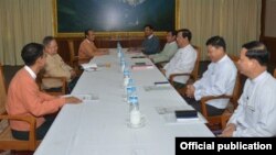  နိုင်ငံတော်အကြီးအကဲ တာဝန်လွှဲပြောင်းမှု အထောက်အကူပြု ကော်မတီ နဲ့ NLD အစည်းအဝေး။ (မတ် ၂၂၊ ၂၀၁၆) 