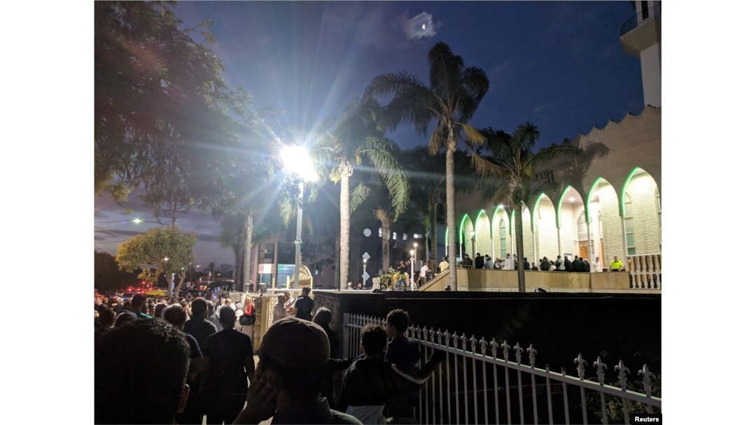 Avstraliyaning Sidney shahridagi Lakemba masjidida odamlar yig'ilib, Kraystcherch shahridagi xuruj qurbonlarini xotirlamoqda, Sidney, 2019-yil, 15-mart.