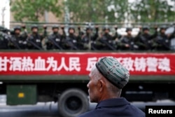 乌鲁木齐的街道上，维吾尔人开着卡车上的武警，卡车上的标语说“甘洒热血为人民”