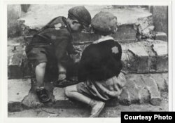 Children on Lodz ghetto street, as photographed by a Jewish photographer. (Yad Vashem Archives)