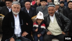 Tursunali polvon Mamajonov shogirdi va qudasi Shamsiddin Hojimatov va nabirasi bilan