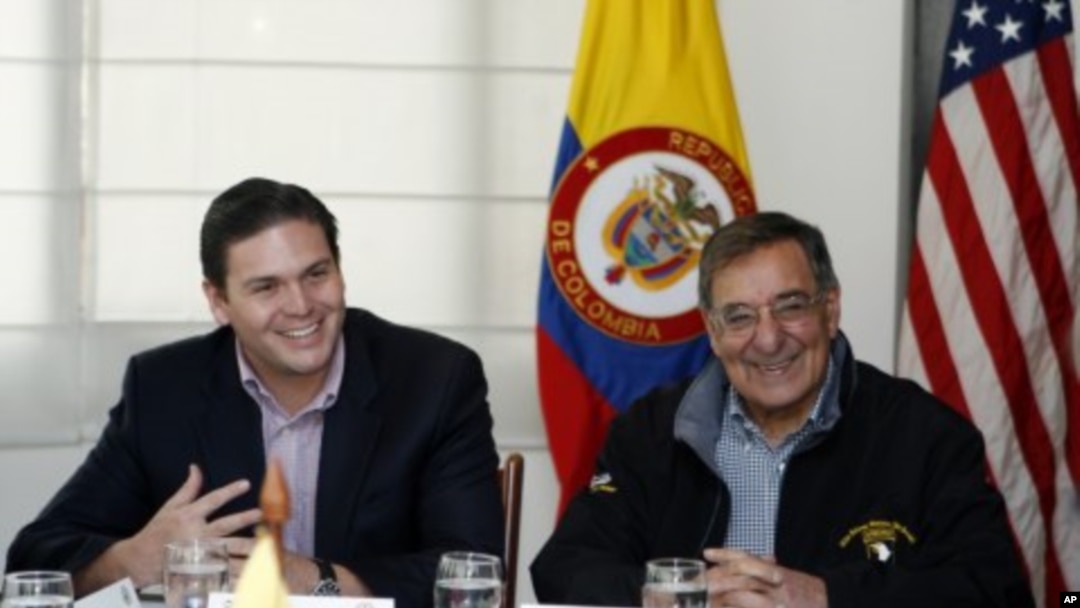 Colombian Defense Minister Juan Camilo Pinzon (L) talks with U.S. Defense Secretary Leon Panetta during a work session in Bogota, April 23, 2012.