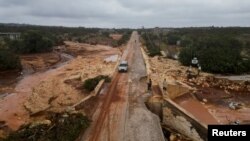 Oštećeni putevi u gradu Šahat u Libiji (Foto: REUTERS/Ali Al-Saadi)