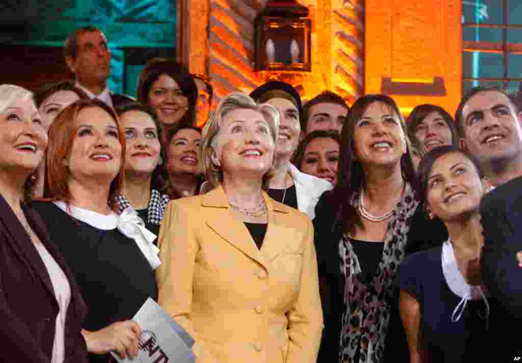 Ngoại trưởng Clinton đến thăm đài tin tức NTV trong thủ đô Ankara của Thổ Nhĩ Kỳ, 7-3-2009.