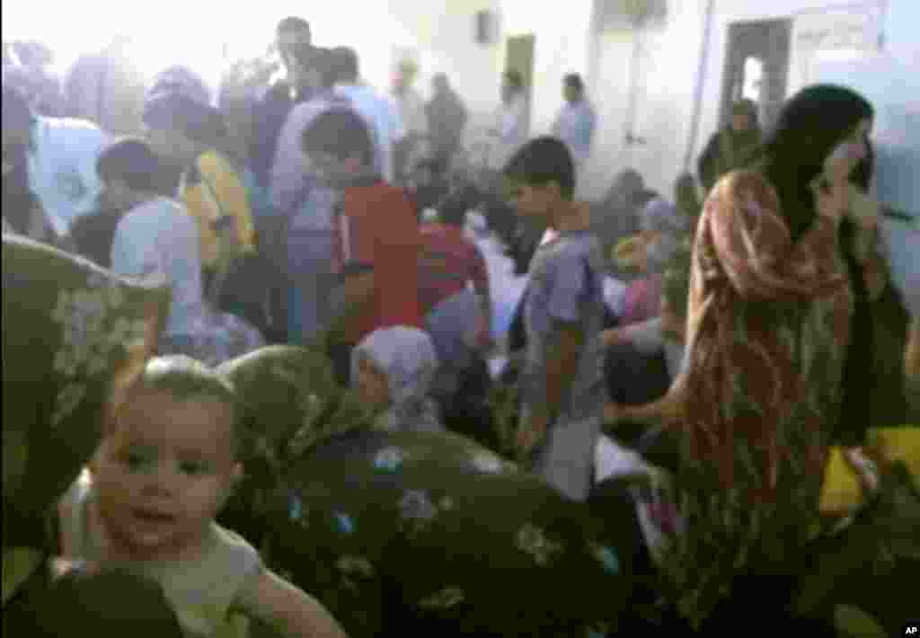 Tremsa qishlog'ida o'lganlarning yaqinlari, 13-iyul, 2012-yil.