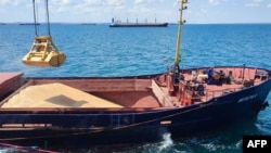 Погрожуючи кораблям, що возять українське зерно, Росія обіцяє африканським країнам забезпечити поставку свого зерна. На фото завантажується зерно на борт вантажного судна в порту Азовського моря, Ростовська область, 22 липня 2023 року. (Фото AFP)