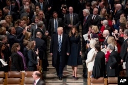Prezident Donald Tramp va Birinchi xonim Melania Tramp ibodat qilish uchun Vashington Milliy soboriga kirib kelmoqda, 21-yanvar, 2017-yil.