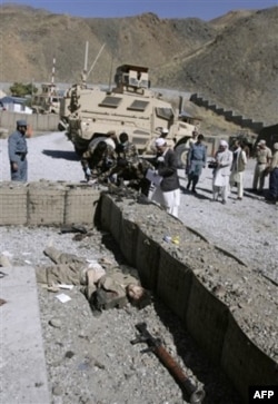Afg'on xavfsizlik kuchlari jangarilar portlatgan bazani ko'zdan kechirmoqda. To'rt kishi o'lgan, ikki zobit jarohatlangan. Lekin O'zbekiston Islomiy Harakati bu hujumni qilganini tan olar ekan, olishuv besh soat davom etdi va kamida 50 kishining o'limi bi