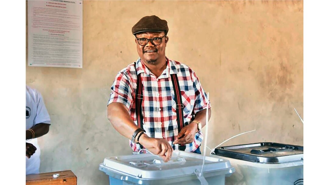 Chadema Presidential Candidate Tundu Lissu casts his vote at Ntewa Primary School's polling station in Ikungi town Singida region, Tanzania, Oct.28, 2020.