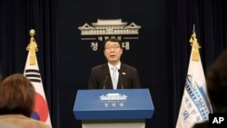 한국 청와대 윤영찬 국민소통수석이 4일 오후 대북특별사절단 명단을 발표하고 있다.