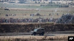 Palestinian demonstrators protest at the Israel Gaza border, Aug. 17, 2018. 