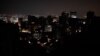Esta foto de archivo muestra una vista general del barrio de Altamira parcialmente iluminado durante un apagón en Caracas, Venezuela.