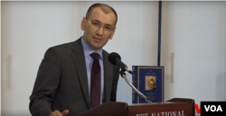 O'zbekistonning AQShdagi elchisi Javlon Vahobov deydiki, hukumat o'zgarishlar haqida maqtanmoqchi emas, aksincha bu jarayon naqadar murakkab va sinovlarga boy ekanini tushunib, masalalarni keng muhokama qilib, yechimlar va yangi yo'llar qidirmoqda, Vashington, 14-may, 2018