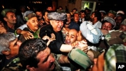 General Abdul Rashid Do'stumga Amerika viza bermadi degan xabarlar Afg'onistondda g'azab bilan kutib olindi. 