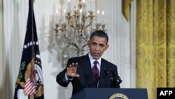 Barak Obama Oq Uyda matbuot anjumanida gapirar ekan, Kongress a'zolarini yozgi ta'tilga shoshilmay moliyaviy muammolarni hal etishga undadi