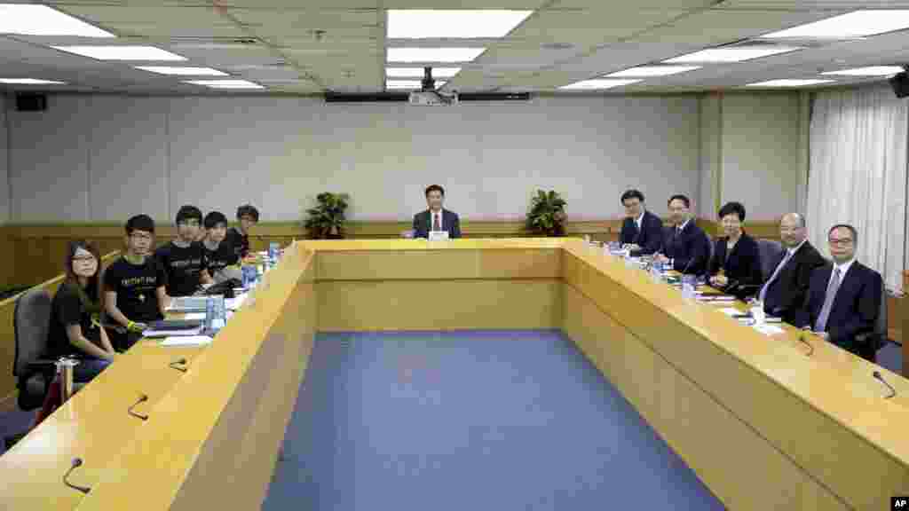 政府官员： （右边左起）香港特区行政长官办公室主任邱腾华，律政司司长袁国强，政务司司长林郑月娥，政制及内地事务局局长谭志源和副局长刘江华。负责主持这次对话的是岭南大学校长郑国汉（中）。学联5名代表（左边左起）： 常委梁丽帼、常委罗冠聪、秘书长周永康、副秘书长岑敖晖、常务秘书钟耀华
