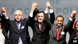 BMT shafeligida qo'shma hukumat haqida bitim imzolagan tomonlar - Mohammed Shoayb, Tobruk shahridagi hukumat vakili, Fayz Sarraj, Liviya Bosh vaziri, Milliy kongressdan Solih Almhozom