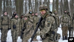 Ukraina Qurolli kuchlarining ko'ngilli harbiylar guruhi treningdan o'tmoqda, Kiyev, Ukraina, 2022-yil, 22-yanvar.