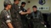 한국 공군은 오는 21일까지 미국 태평양사령부 주관으로 알래스카에서 실시되는 '레드플래그 알래스카' 훈련에 F-16D 전투기 6대가 참가한다고 밝혔다. 미국 알래스카주 아일슨 기지로 떠나는 조종사가 장병들의 격려 속에 전투기로 향하고 있다.
