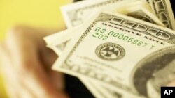 AQSh dollari kimning cho'ntagiga ketmoqda, deya so'raydi kongressmenlar (Suratni kattalashtirish mumkin)