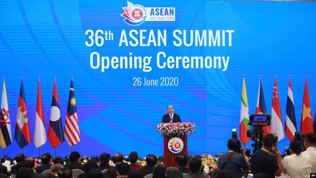 26일 베트남의 하노이에서 영상으로 진행된 제 36차 ASEAN 정상회의 개막식에서 응우옌 쑤언 푹 베트남 총리가 연설을 하고 있다. 