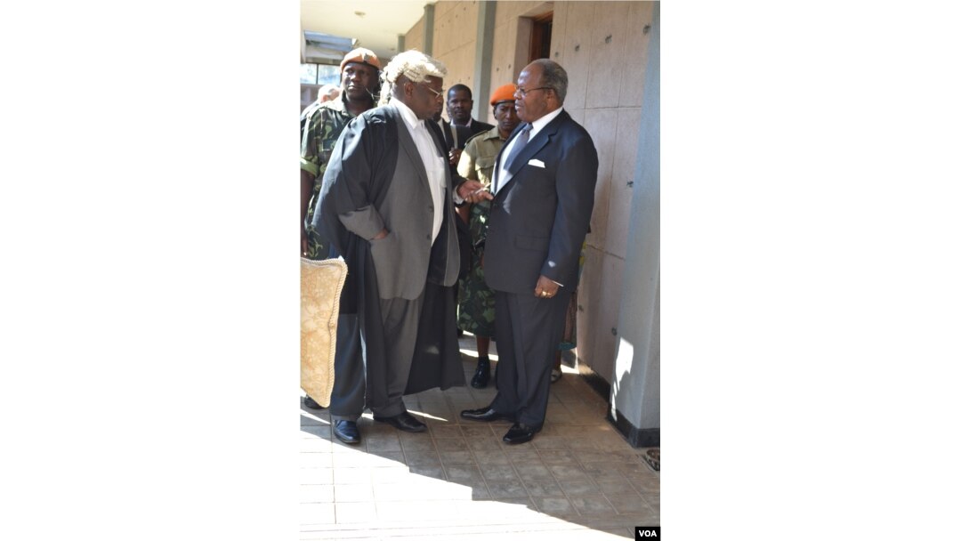 Former Malawi President Bakili Muluzi, right, speaks with his attorney, Jai Banda, at the High Court in Blantyre. (L. Masina/VOA)