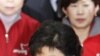 Park Geun-hye (phải), lãnh đạo lâm thời của Đảng Biên Cương Mới, và các đảng viên tại trụ sở đảng ở Seoul, 11/4/2012