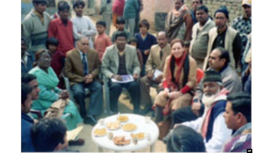 Meetings with community leaders provide an opportunity for dialogue with polio experts in Uttar Pradesh, India.