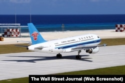 Máy bay của hãng hàng không dân dụng China Southern Airlines hạ cánh xuống đường bay Trung Quốc mới xây dựng trên bãi đá Chữ Thập ở Trường Sa hôm 6/1/2016.