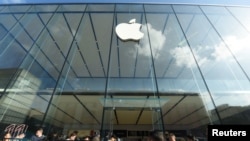 2019年9月20日人们在杭州苹果专卖店外排队等候购买苹果手机新品iPhone 11。 