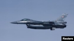 Ілюстративне фото. Польський винищувач F-16 патрулює небо над Балтією, 29 березня 2022. REUTERS/Benoit Tessier