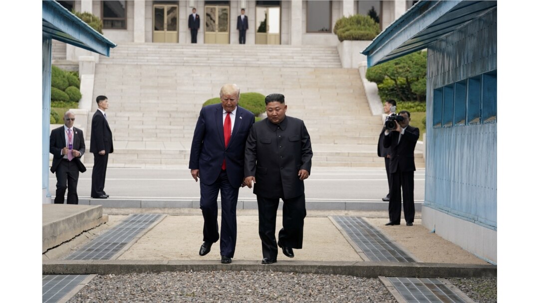 도널드 트럼프 미국 대통령과 김정은 북한 국무위원장이 지난해 6월 군사분계선을 넘어 판문점 남측으로 넘어오고 있다.