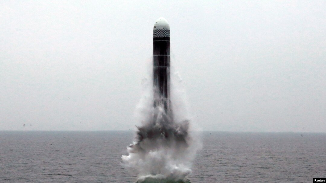 북한이 지난해 10월 동해 원산만 수역에서 신형 잠수한탄도미사일(SLBM) '북극성-3형' 시험발사에 성공했다면서 사진을 공개했다.