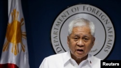 Ngoại trưởng Philippines Albert del Rosario phát biểu trong một cuộc họp báo ở Manila.