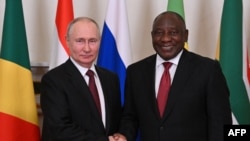 На архівному фото президент Росії Володимир Путін (л) потискає руку президенту Південної Африки Сирілу Рамафосі перед зустріччю з делегацією африканських лідерів у Костянтинівському палаці в Стрельні, неподалік від Санкт-Петербурга. 17 червня 2023 року. (РИА Новости)
