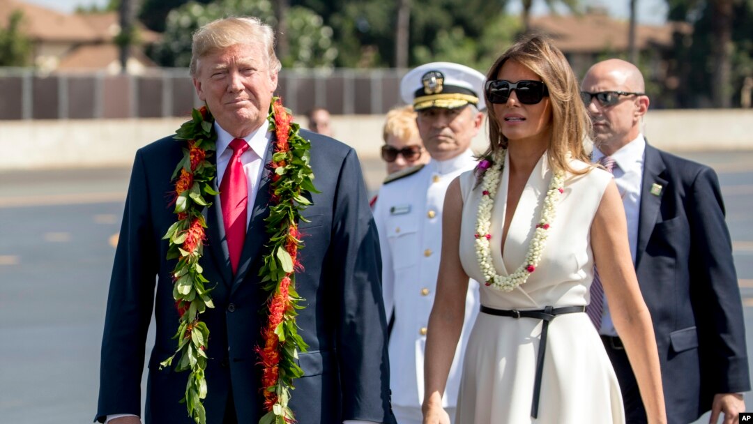 Shugaba Trump Da Uwargidansa Melania, da furannin Hawa'ii da aka karrama su da su.