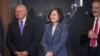 台湾总统蔡英文与美国国会议员见面，在她左手边的是众议院外交委员会主席恩格尔(Rep. Eliot Enge)，她右手边的是参议院外交委员会首席民主党参议员梅嫩德斯(Sen. Bob Menendez)。（2019年7月12日，台湾总统府提供） 