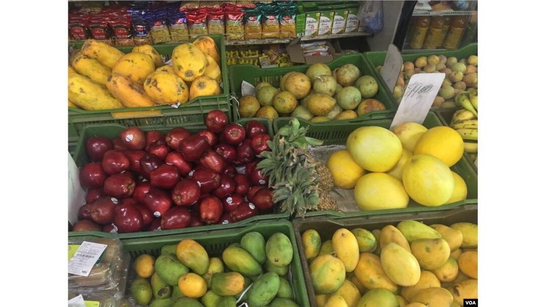 India has emerged as one of the largest importers of apples from the United States, which will also attract higher duties. (A. Pasricha/VOA)