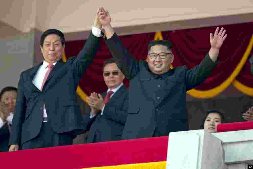 2018年9月9日，平壤庆祝朝鲜建国70周年的典礼上，朝鲜领导人金正恩（Kim Jong Un）与中国第三号领导人栗战书并肩举手，手指相扣。此前有关习近平会访问朝鲜的传闻没有成为现实， 栗战书作为习近平的特使出席。上一次访问朝鲜的中国最高领导人是胡锦涛（2005年）。有分析认为，如果习近平参加活动不仅会增加华盛顿对朝鲜半岛去核化缺乏进展的忧虑，也会让已经紧张的贸易关系进一步恶化。 唯一出席朝鲜这次庆祝活动的外国元首是毛里塔尼亚总统阿齐兹。