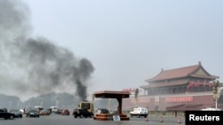 Pekinning Tiananmen maydonida bir mashina trotuarga chiqib, odamlarni urgan, Xitoy, 28-oktabr, 2013-yil