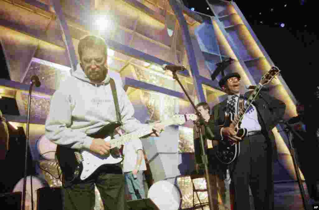 Amerikalik taniqli gitarachi, byuz musiqasiga sayqal bergan afsonaviy xonanda B.B. King 89 yoshida olamdan o&#39;tdi. Byuz qiroli payshanba tunda Las-Vegasdagi uyida vafot etgan. Salkam 70 yillik ijodi davomida King blyuz janrini olamga tanitdi, yuzlab xonanda va sozandani tarbiyaladi. U kuchli, ehtirosli ovosi va gitarani chalish uslubi bilan dong taratgan edi.