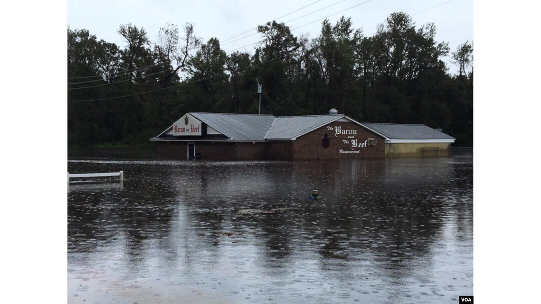 In Kinston, N.C., people and businesses were in a precarious situation as the Neuse River went out of its banks during Tropical Storm Florence, Sept. 15, 2018. (VOA Russian service)
