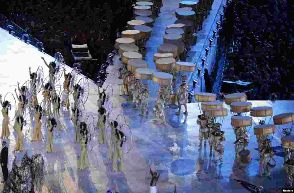 Phần biểu diễn của đoàn diễn viên Brazil, nước sẽ đăng cai Olympic 2016 ở Rio de Janeiro